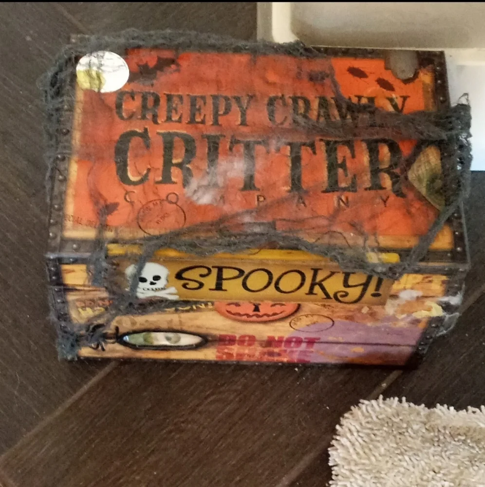 HALLMARK HALLOWEEN SPOOKY GREETINGS TREAT CHEST